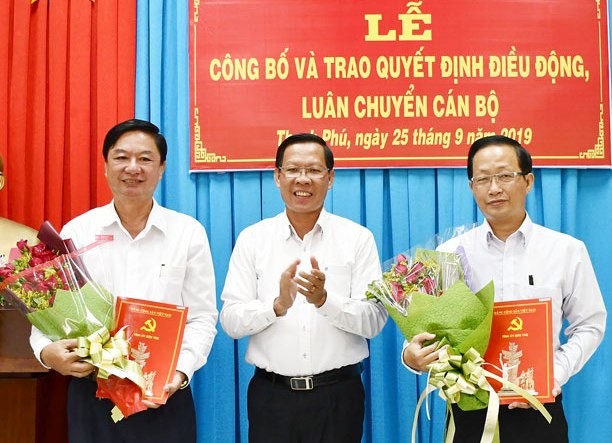 Triển khai quyết định nhân sự của Thủ tướng Chính phủ Bí Thư Tỉnh ủy Phan Văn Mãi trao quyết định cho đồng chí Nguyễn Trúc Sơn (bên phải) và đồng chí Lê Văn Khê.
