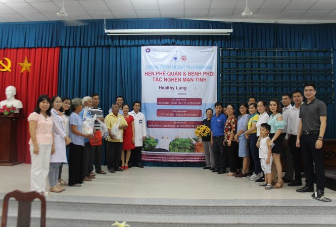 Tầm soát miễn phí bệnh hen, phổi tắc nghẽn mạn tính cho người dân Đoàn bác sĩ khám bệnh cùng người dân được tầm soát.
