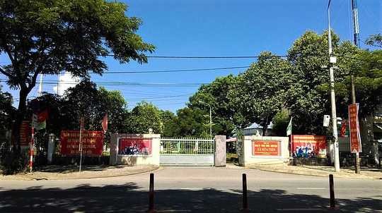 Kiểm điểm một cán bộ xã vì trả lời 'trống không' với công dân UBND xã Hòa Tiến nơi xảy ra vụ việc.