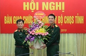 Bổ nhiệm nhân sự Tổng cục Chính trị, Quân đội nhân dân Việt Nam Thiếu tướng Trần Ngọc Tuấn, Phó Chính ủy Quân khu 2 chúc mừng Đại tá Nguyễn An Phong.