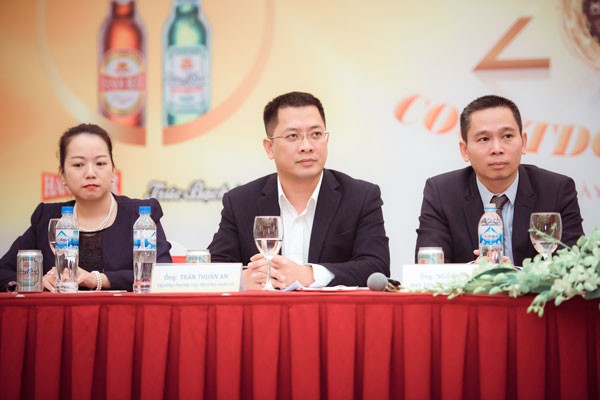 Hé lộ người ngồi ‘ghế nóng’ Tổng giám đốc Habeco Tân tổng giám đốc Habeco, ông Ngô Quế Lâm (ngoài cùng bên phải) tại một sự kiện của tổng công ty