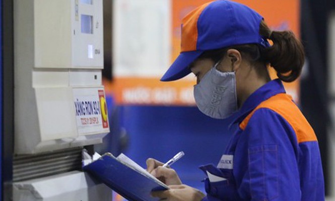 Giá xăng giảm tiếp xuống dưới 17.000 đồng mỗi lít Xăng E5RON92 bán lẻ chính thức xuống dưới 17.000 đồng/lít