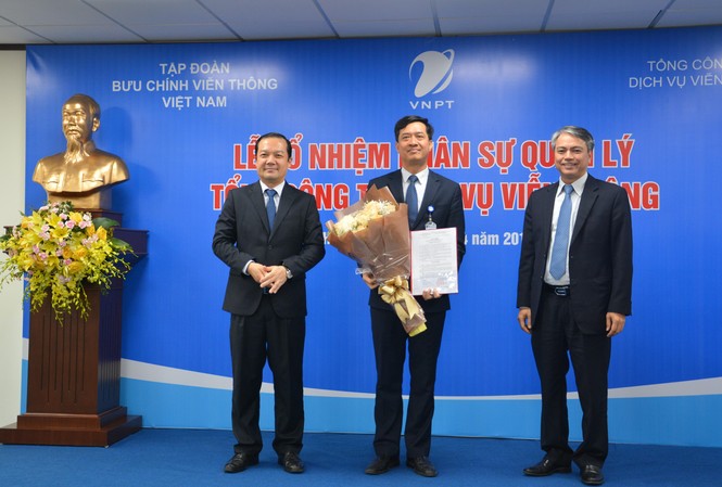 VinaPhone có Tổng giám đốc mới Lãnh đạo Tập đoàn VNPT trao quyết định cho ông Nguyễn Nam Long (đứng giữa)