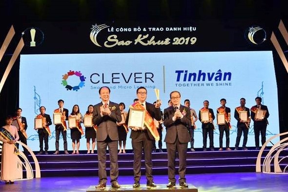Phần mềm đào tạo trực tuyến Clever nhận Danh hiệu Sao Khuê 2019 Anh Nguyễn Đạt Khuê (đứng giữa) – Trưởng nhóm giải pháp Clever đại diện Tinh Vân nhận Danh hiệu Sao Khuê 2019