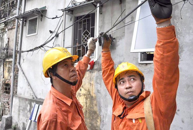 Chưa vào cao điểm nắng nóng, lượng điện tiêu thụ vượt ‘đỉnh’ năm 2018 EVN phải huy động toàn bộ nhà máy dầu với chi phí hơn 5.000 đồng/kWh
