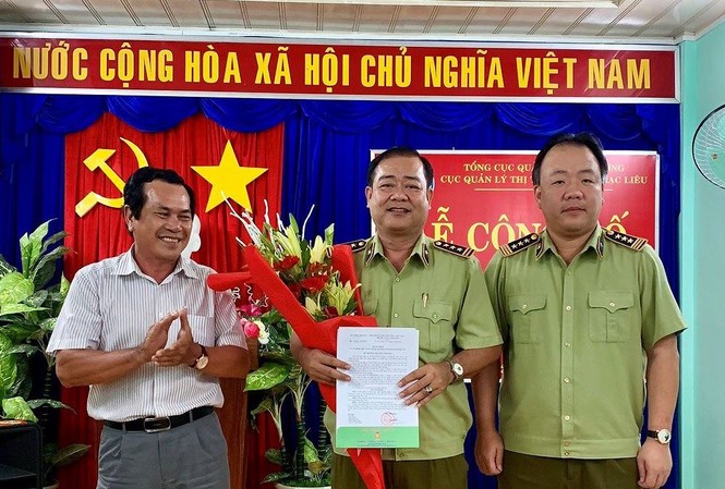 7 tháng sau thành lập, Tổng cục Quản lý thị trường bổ nhiệm Cục trưởng đầu tiên Ông Nguyễn Minh Trung (giữa) nhận quyết định bổ nhiệm Cục trưởng Cục QLTT tỉnh Bạc Liêu