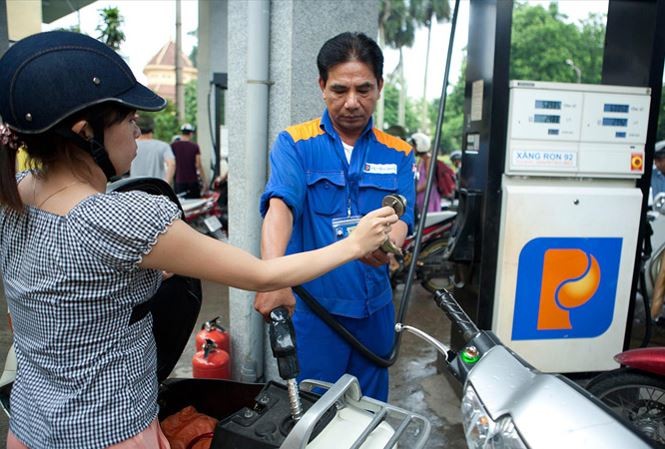 Giá xăng giảm 986 đồng xuống dưới 20.000 đồng/lít Từ 15h hôm nay, với mức giảm 986 đồng, xăng E5RON92 xuống dưới 20.000 đồng/lít