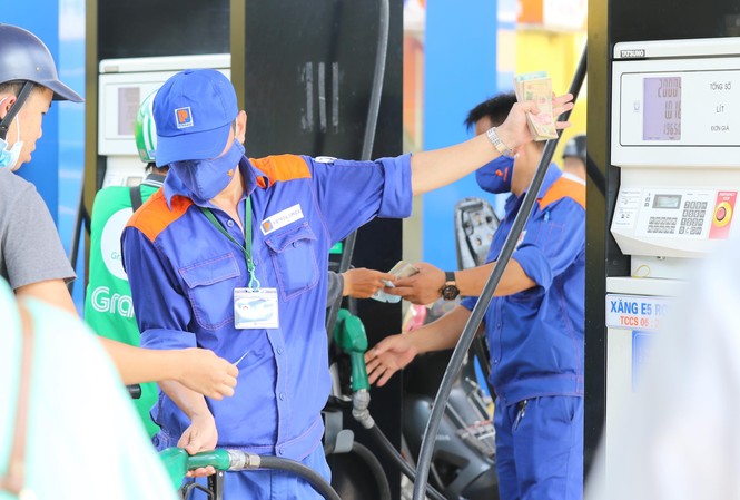 Tăng 718 đồng, xăng RON95 lại lên mốc 21.235 đồng/lít Tăng 718 đồng, xăng RON95 lại lên mốc 21.235 đồng/lít từ 17h hôm nay. Ảnh: Như Ý