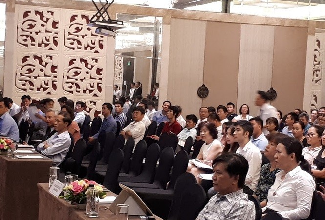 Lộ thêm nhiều sai phạm tại VEAM dưới thời ông Trần Ngọc Hà Ông Trần Ngọc Hà (áo kẻ, bên phải khung hình) tại cuộc họp Đại hội đồng cổ đông ngày 30/6. Ảnh: Lương Bằng.
