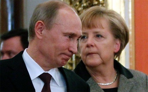 Mỹ, EU đe doạ áp đặt lệnh trừng phạt mới đối với Nga Tổng thống Nga Vladimir Putin (trái) và Thủ tướng Đức Angela Merkel