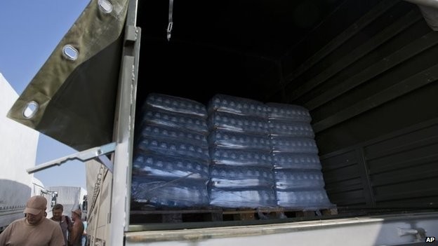 Biên phòng Ukraine kiểm tra đoàn xe cứu trợ Nga Bên trong 1 xe hàng viện trợ của Nga