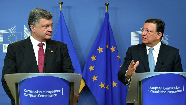 “Châu Âu không muốn đối đầu Nga“ Ông Barroso (phải) và Tổng thống Ukraine Petro Poroshenko
