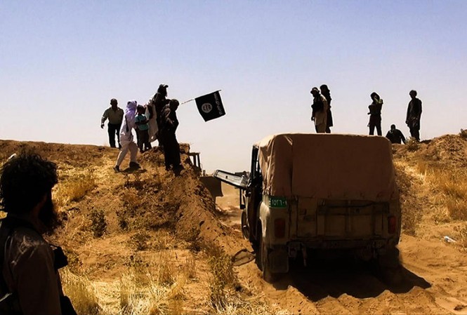 Phiến quân IS đăng ảnh thảm sát 13 người tại Iraq Các tay súng IS tại khu vực biên giới Iraq- Syria