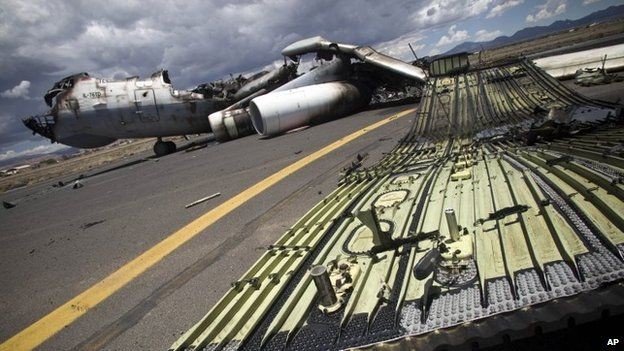 Đạn pháo liên quân Ả rập cày xới miền bắc Yemen Sân bay quốc tế Sana sau một đợt không kích của liên quân Ả rập.