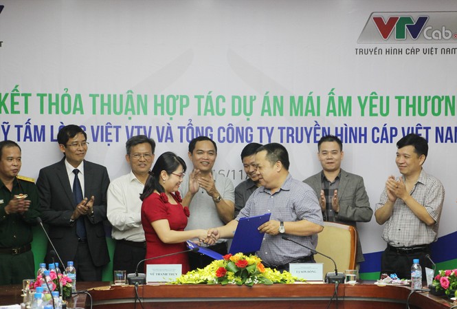 VTV khởi động chương trình “Mái ấm yêu thương“ Ông Tạ Sơn Đông - Phó TGĐ VTVcab (bìa phải) và bà Vũ Thanh Thủy (bìa trái) - Tổng Biên tập Báo điện tử VTVNews, Phó giám đốc Quỹ Tấm lòng Việt ký kết hợp tác...