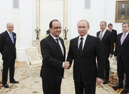 Nga- Pháp thống nhất các biện pháp tăng cường chống IS Tổng thống Nga Vladimir Putin cùng người đồng cấp Pháp Francois Hollande bắt tay trong cuộc hopk tại Kremlin