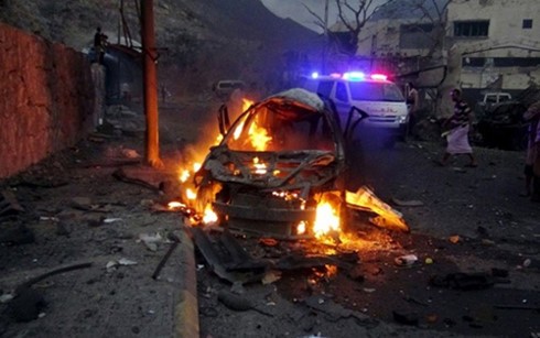 IS tấn công doanh trại quân đội Yemen, 13 người chết Hiện trường một vụ đánh bom ở Eden, Yemen.