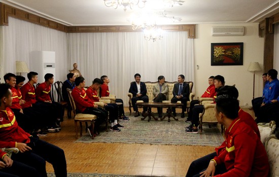 An ninh Iran an toàn cho trận Việt Nam- Iraq Đại sứ Nguyễn Hồng Thạch (áo sáng) gặp mặt tuyển Việt Nam