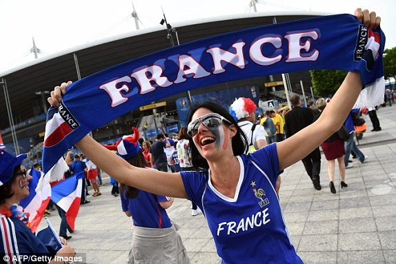 Những 'bóng hồng' nóng bỏng trên khán đài EURO 2016 Những 'bóng hồng' nóng bỏng trên khán đài EURO 2016