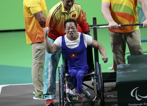 Thưởng nóng đô cử phá kỷ lục thế giới, đoạt vàng Paralympic Niềm vui của lực sĩ Lê Văn Công khi giành HCV Paralympic.