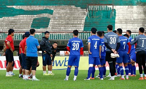 HLV Hữu Thắng phủ nhận việc ở phòng VIP tại Yagon HLV Hữu Thắng không vui vì thông tin ở phòng VIP tại Yangon.