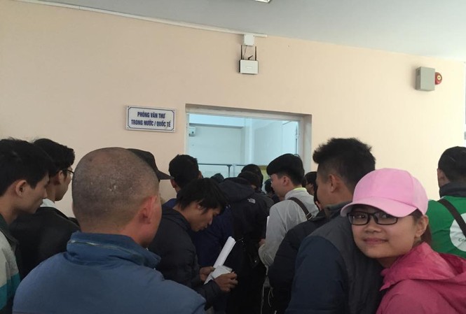 Trụ sở VFF “bỏng rẫy” vì vé trận Việt Nam-Indonesia Xếp hàng gửi công văn đặt mua vé trận Việt Nam-Indonesia. (ảnh Phương Lan)