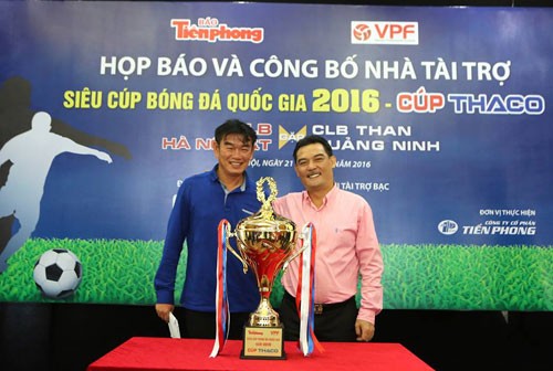 Hàng Đẫy báo điềm lành với Hà Nội T&T Chủ tịch CLB Hà Nội T&T Nguyễn Quốc Hội (phải) tự tin vào chiến thắng của đội nhà trong trận Siêu cúp Quốc gia-cúp THACO 2016 trước Than Quảng Ninh.