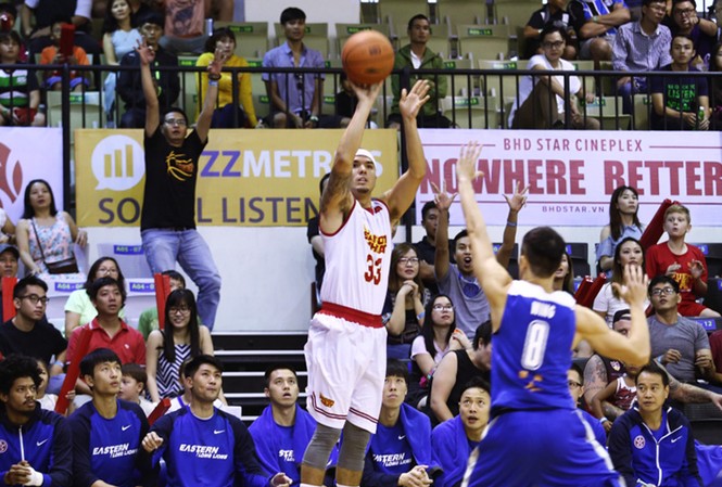 Saigon Heat ngược dòng thắng 'cường địch' ở ABL 2017 Đội trưởng Việt Arnol toả sáng giúp Saigon Heat giành chiến thắng kịch tính trên sân khách