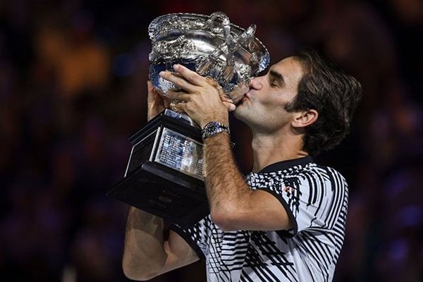 Sự nghiệp lẫy lừng của Federer lên phim Federer nâng cao chiếc cúp Australia Open