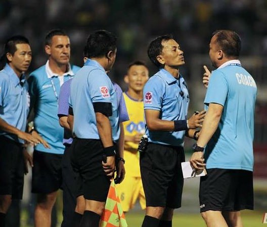 VPF thừa nhận trọng tài nhiều sai sót ở lượt đi V-League 2017 Sai sót của trọng tài là "điểm nhấn"ở lượt đi V-League 2017.