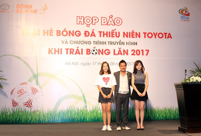 Danh thủ Hồng Sơn sánh vai hai người đẹp ở trại hè bóng đá thiếu nhi Cựu danh thủ Hồng Sơn đứng giữa 2 người đẹp Diệu Chi và Tú Linh.