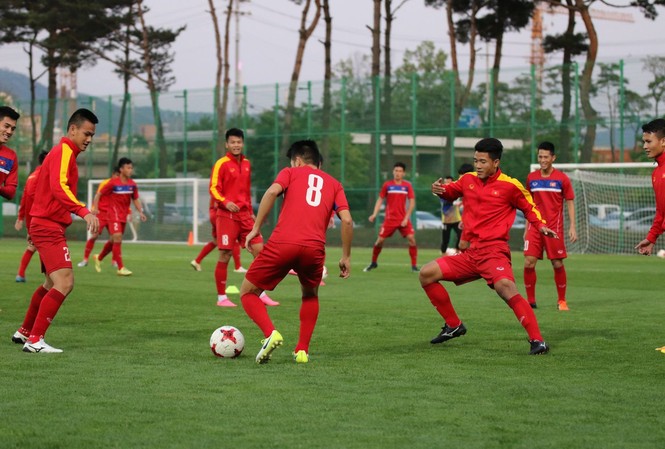 U20 Việt Nam tập đối kháng, HLV Hoàng Anh Tuấn 'ngắm' sân U20 Việt Nam chuẩn bị rốt ráo cho trận đấu với U20 New Zealand.