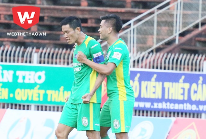 Giẫm đạp tuyển thủ U20, trung vệ Cần Thơ bị VFF phạt nguội Trung vệ Trần Chí Công (trái) bị cấm thi đấu 3 trận.