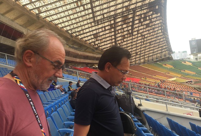 Các HLV đổ xô tới Shah Alam do thám U22 Việt Nam HLV Ong Kim Swee (Malaysia) và ông Gerd Zeise rủ nhau đi do thám U22 Việt Nam. Ảnh Huy Hoàng.