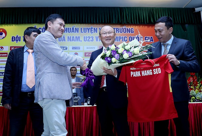 HLV Park Hang Seo: Ở nhà 'công vụ', lương thấp hơn ông Calisto HLV Park Hang Seo trong Lễ ký kết hợp đồng với VFF ngày 11/10.
