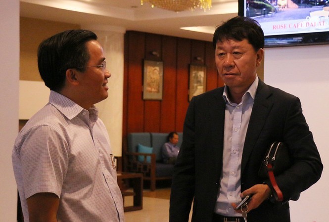 HAGL lùi ngày ra mắt HLV Chung Hae Seong HLV Chung Hae Seong (phải) và Trưởng đoàn bóng đá HAGL Nguyễn Tấn Anh tại Tp Hồ Chí Minh.