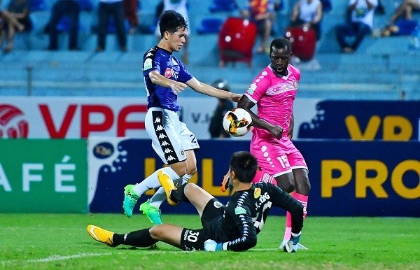 Bầu Hiển ra sân, CLB Hà Nội bất lực trước Sài Gòn FC Chơi ép sân nhưng CLB Hà Nội (áo tím) chỉ giành được 1 điểm trước Sài Gòn FC.