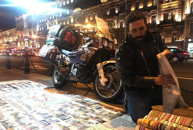 'Phượt thủ' bỏ 16 năm lái xe máy đưa vợ đi vòng quanh thế giới Julian Maiello trong 16 năm đã lái xe máy qua 115 nước trên thế giới, với hành trình dài hơn 400.000 km.
