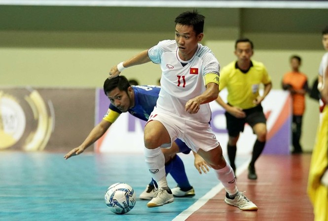 Futsal Việt Nam thất bại trước Thái Lan ở giải Đông Nam Á Thua Thái Lan, đội tuyển futsal Việt Nam sẽ gặp Malaysia ở bán kết giải Vô địch Đông Nam Á 2018. (ảnh Thống Nhất)