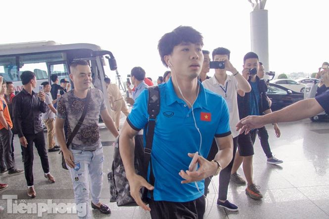 Tuyển Việt Nam tập buổi đầu tại Malaysia Tuyển Việt Nam đã lên đường sang Malaysia hôm 7/12 để chuẩn bị cho trận Chung kết lượt đi AFF Cup 2018.