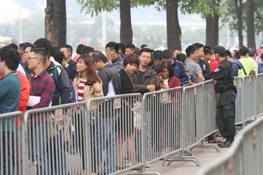 Vì sao VFF chỉ bán online 10.300 vé trận chung kết AFF Cup 2018? Xếp hàng chờ nhận vé xem AFF Cup 2018 ở trụ sở VFF tại Mỹ Đình, Hà Nội.