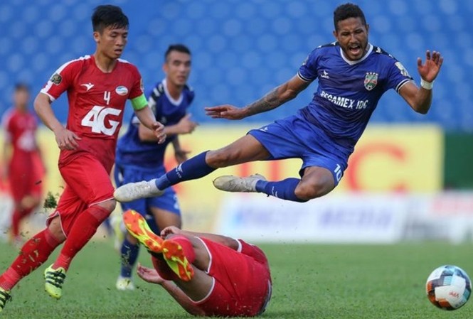 Trọng tài liên tục sai, V-League sắp có VAR? Bình Dương (áo xanh) thắng Viettel bằng bàn thắng gây tranh cãi của Wander Luiz.