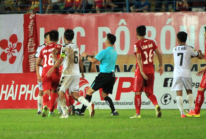 Trọng tài mắc lỗi hy hữu ở V-League bị 'trảm'? Trọng tài Trần Trung Hiếu mắc lỗi hy hữu rút nhầm thẻ đỏ ở trận Hải Phòng-Đà Nẵng, vòng 5 Wake Up 247 V-League 2019.