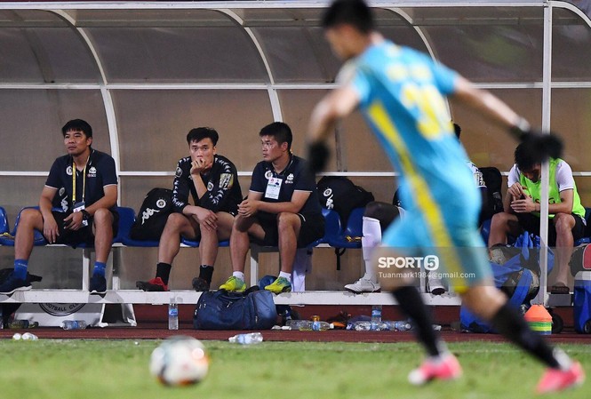 Thủ môn trẻ 'đe doạ' vị trí của Bùi Tiến Dũng tại SEA Games 30 Bùi Tiến Dũng đang trải qua chuỗi ngày buồn ở CLB Hà Nội.(ảnh A.T)