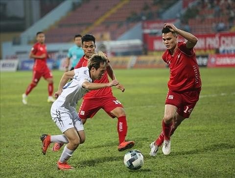 HLV Park Hang Seo kiểm tra hồ sơ một cầu thủ Việt kiều ở V-League Adriano Schmidt (phải) đang thi đấu ổn định trong màu áo CLB Hải Phòng ở V-League.