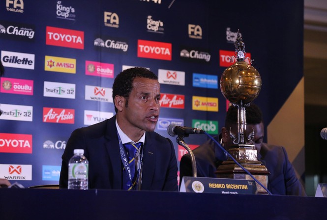 HLV Remko Bicetini phủ nhận Curacao may mắn thắng Việt Nam HLV Remko Bicentini cho rằng Curacao giành chức vô địch King's Cup 2019 xứng đáng.