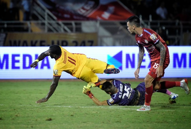 Thủ môn thoát thẻ đỏ, TPHCM vô địch lượt đi V-League 2019 Tình huống thủ môn Thanh Diệp phạm lỗi nguy hiểm với tiền đạo Rimario của Thanh Hoá sát vòng cầm nhưng chỉ bị trọng tài Ngô Duy Lân rút thẻ vàng.