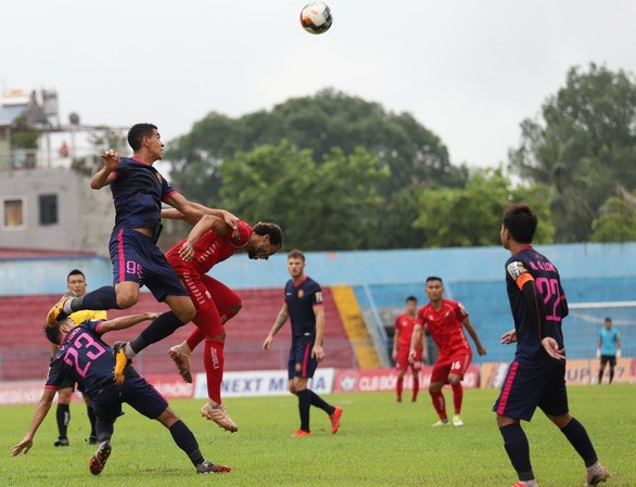 Hai đội bóng nhà bầu Hiển cùng thắng vòng 19 V-League Sai lầm cá nhân của cầu thủ Hải Phòng tạo điều kiện cho Sài Gòn FC giành trọn 3 điểm.