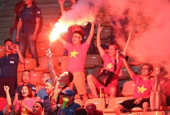 VFF lắp camera phòng pháo sáng ở trận Việt Nam vs Malaysia An ninh sân Mỹ Đình sẽ được kiểm soát gắt gao để chống pháo sáng.