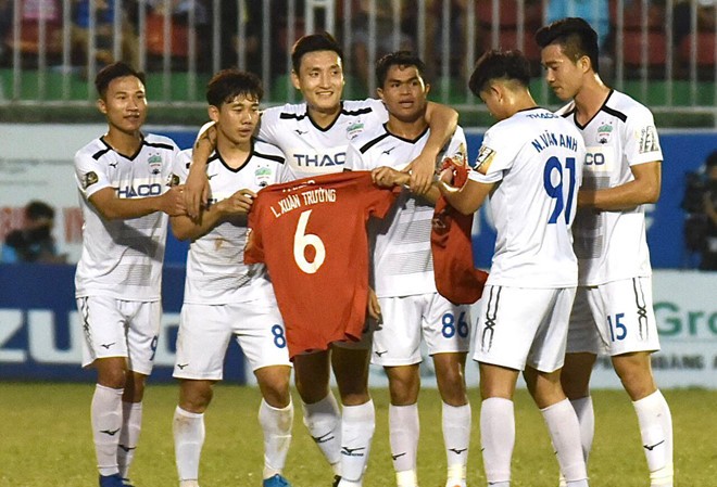 HAGL 'tiễn' Khánh Hoà xuống hạng, Thanh Hoá giành suất play-off HAGL thắng đậm Khánh Hoà 4-1 trong ngày chia tay V-League.